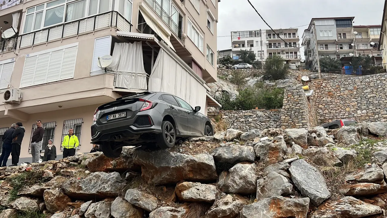 Geri geri manevra faciası! SUV şarampole asılı kaldı 3