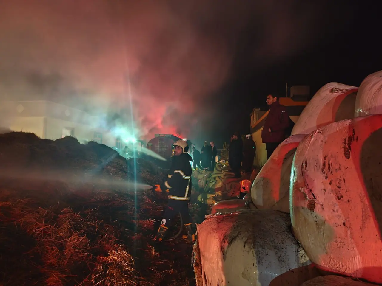 Şanlıurfa’da yangın alarmı! Çiftlikte büyük tehlike atlatıldı 2