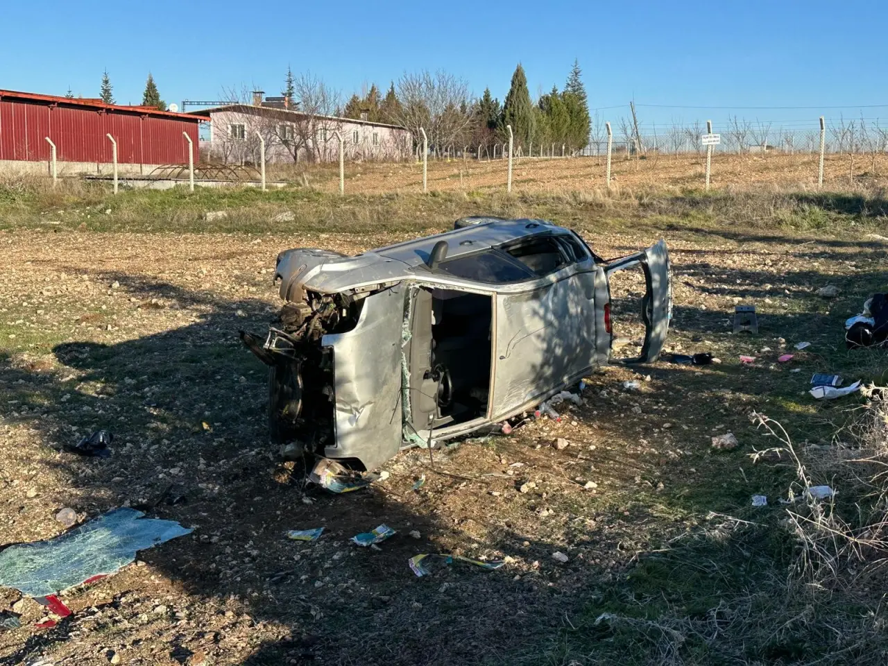 Uşak’ta aile faciası! Otomobil tarlaya devrildi: 5 yaralı 1