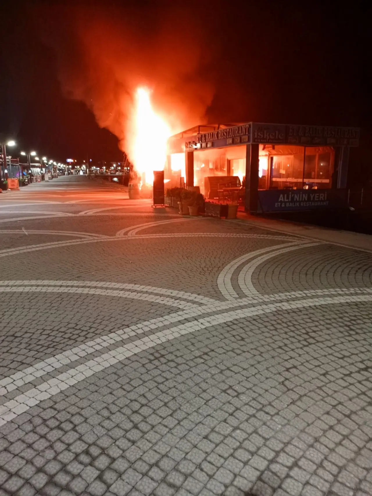 Balıkesir'de korkutan yangın! Alevler iş yerini sardı 1