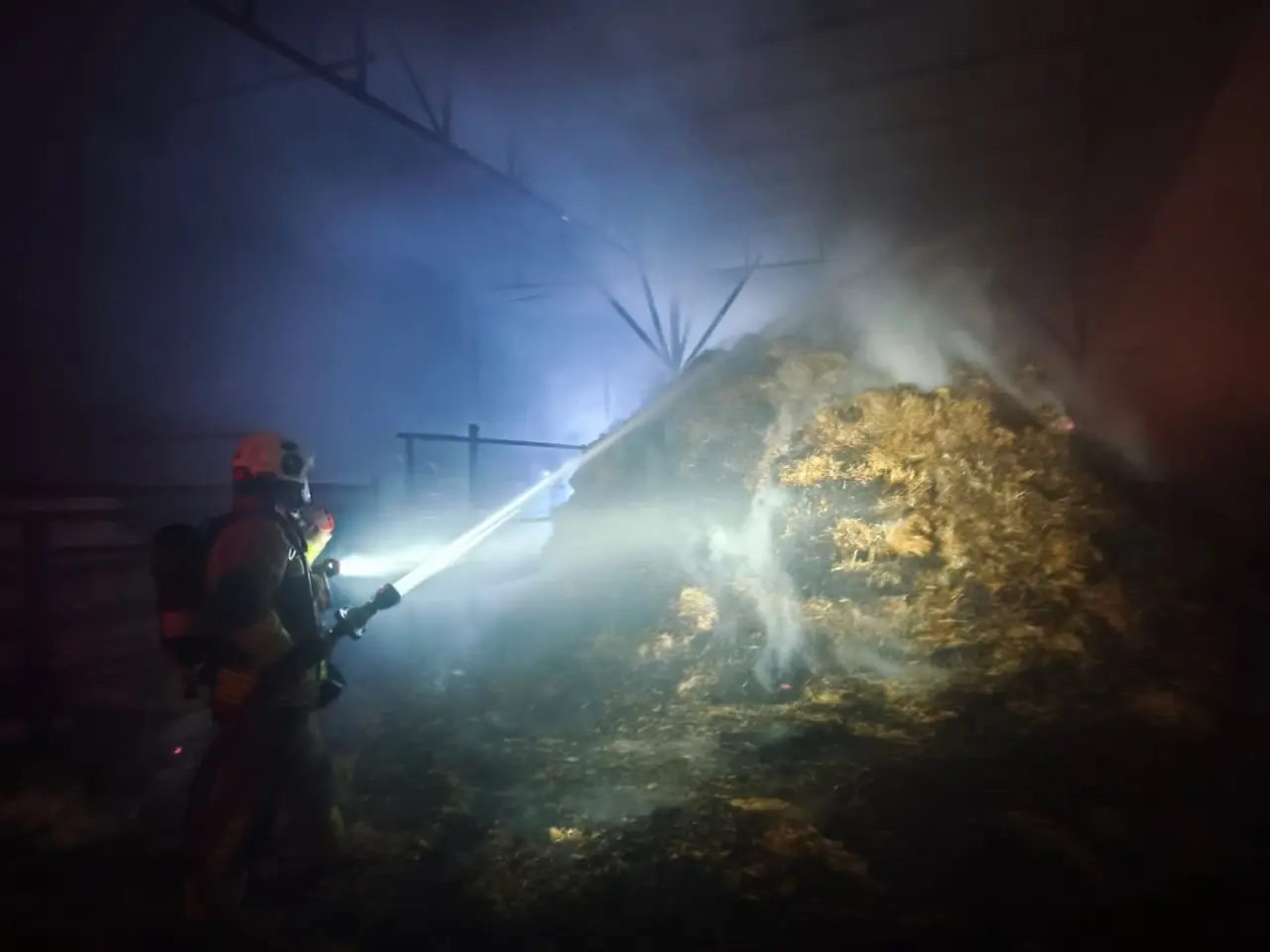 Hatay’da facia kıl payı atlatıldı! Samanlık alev alev yandı 2