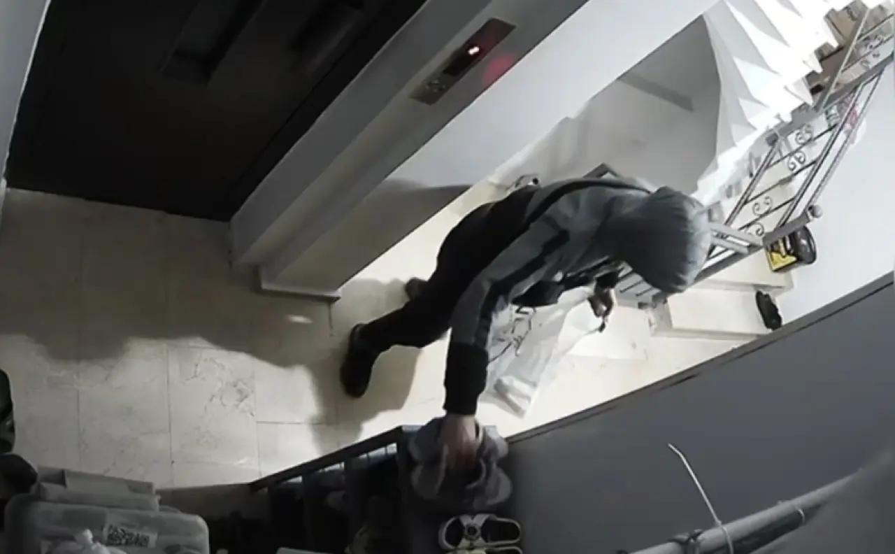 Sultangazi’de hırsızlar ayakkabıları poşet poşet çaldı! 4