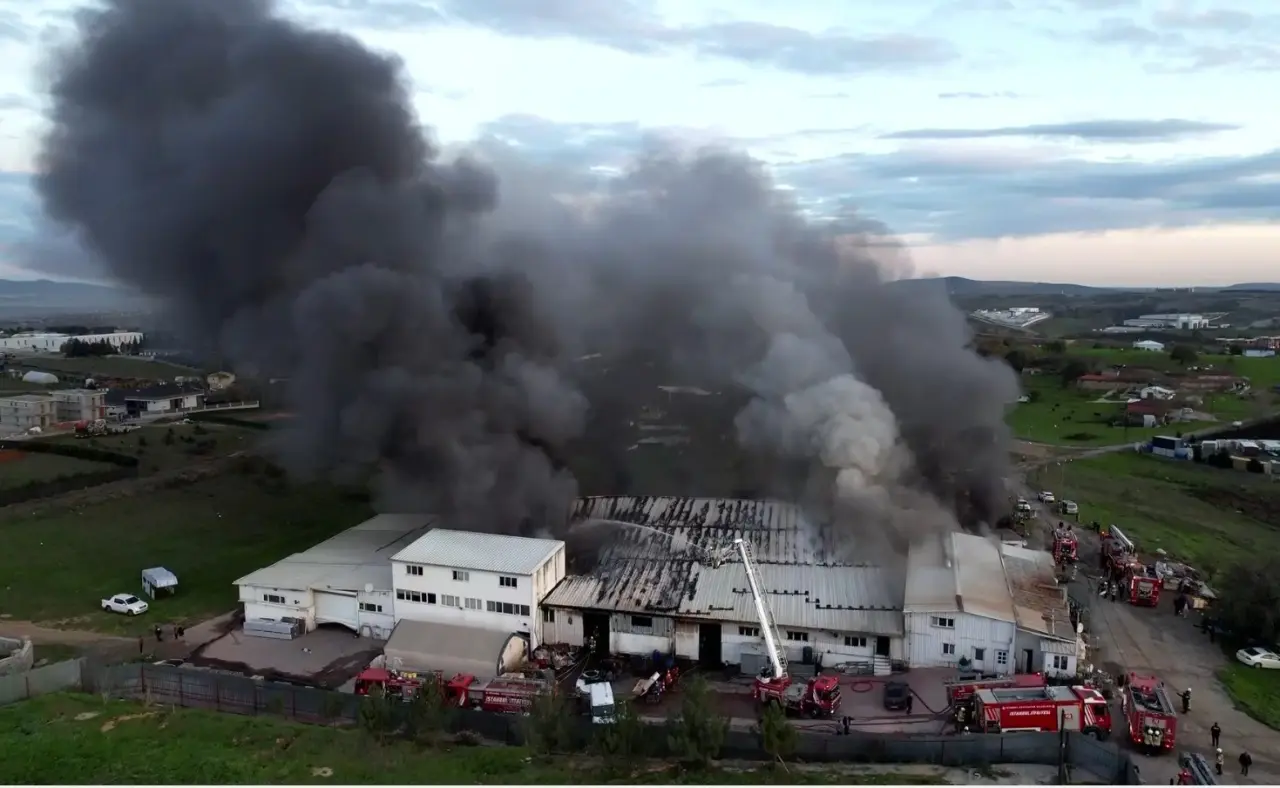 Tuzla’da sanayi bölgesinde korkutan yangın! Gökyüzü siyah dumanla kaplandı 1