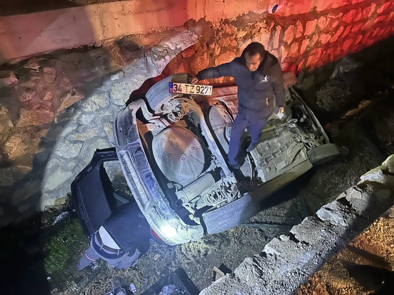 Hakkari’de film gibi kaza! Otomobil su kanalına uçtu 7