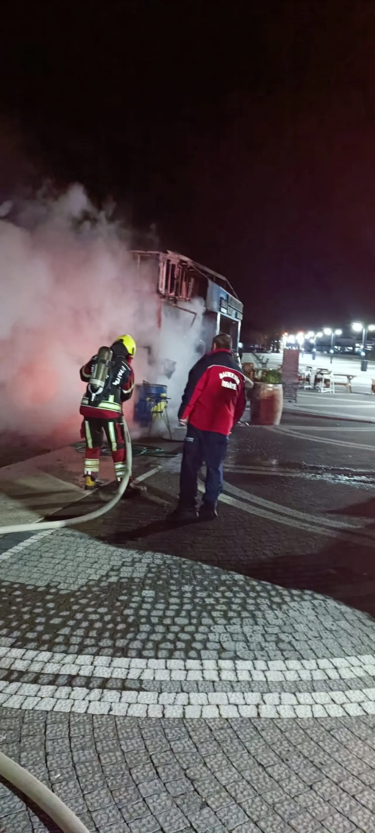 Balıkesir'de korkutan yangın! Alevler iş yerini sardı 3