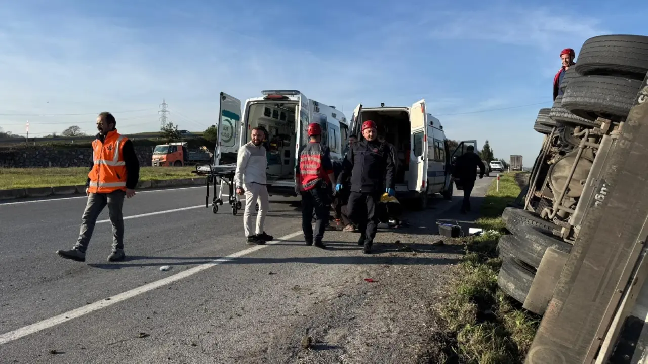 Sakarya'da feci kaza! Tanker devrildi, yol savaş alanına döndü 2