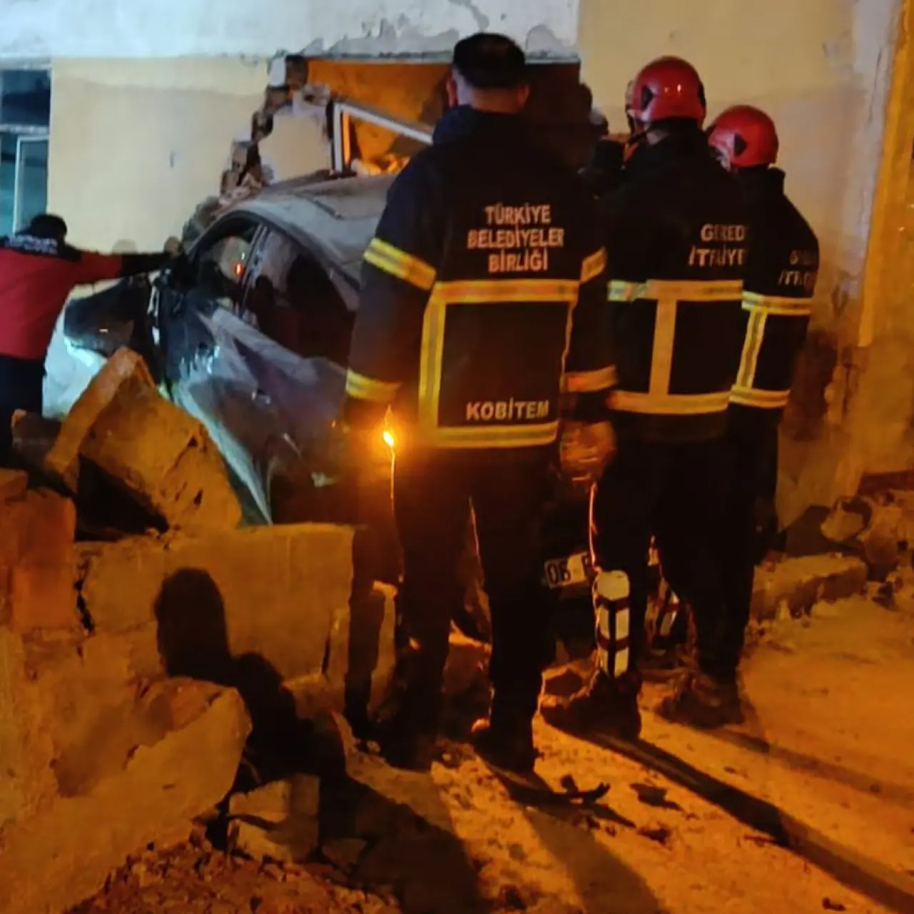 Direksiyon hakimiyeti kayboldu, araç bina duvarında durdu! 1