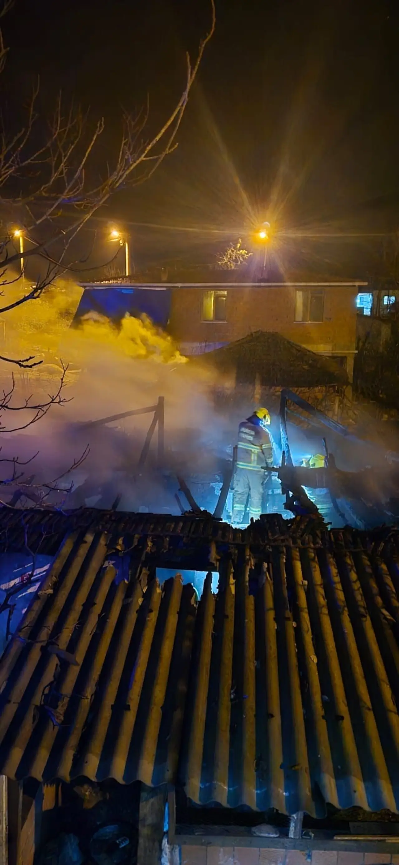 Manyas’ta korku dolu anlar! Tek katlı ev alevlere teslim oldu 3
