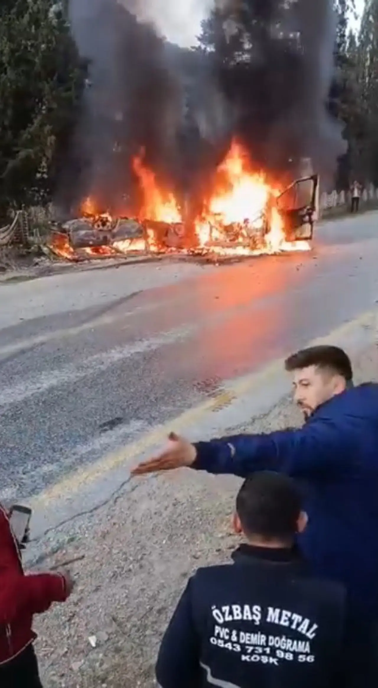 Çarpışma sonrası alevler yükseldi! Araçlar hurdaya döndü 1