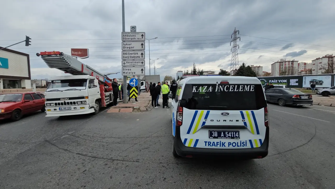 Kırmızı ışık faciası! Kamyonet zincirleme kazaya sebep oldu 4