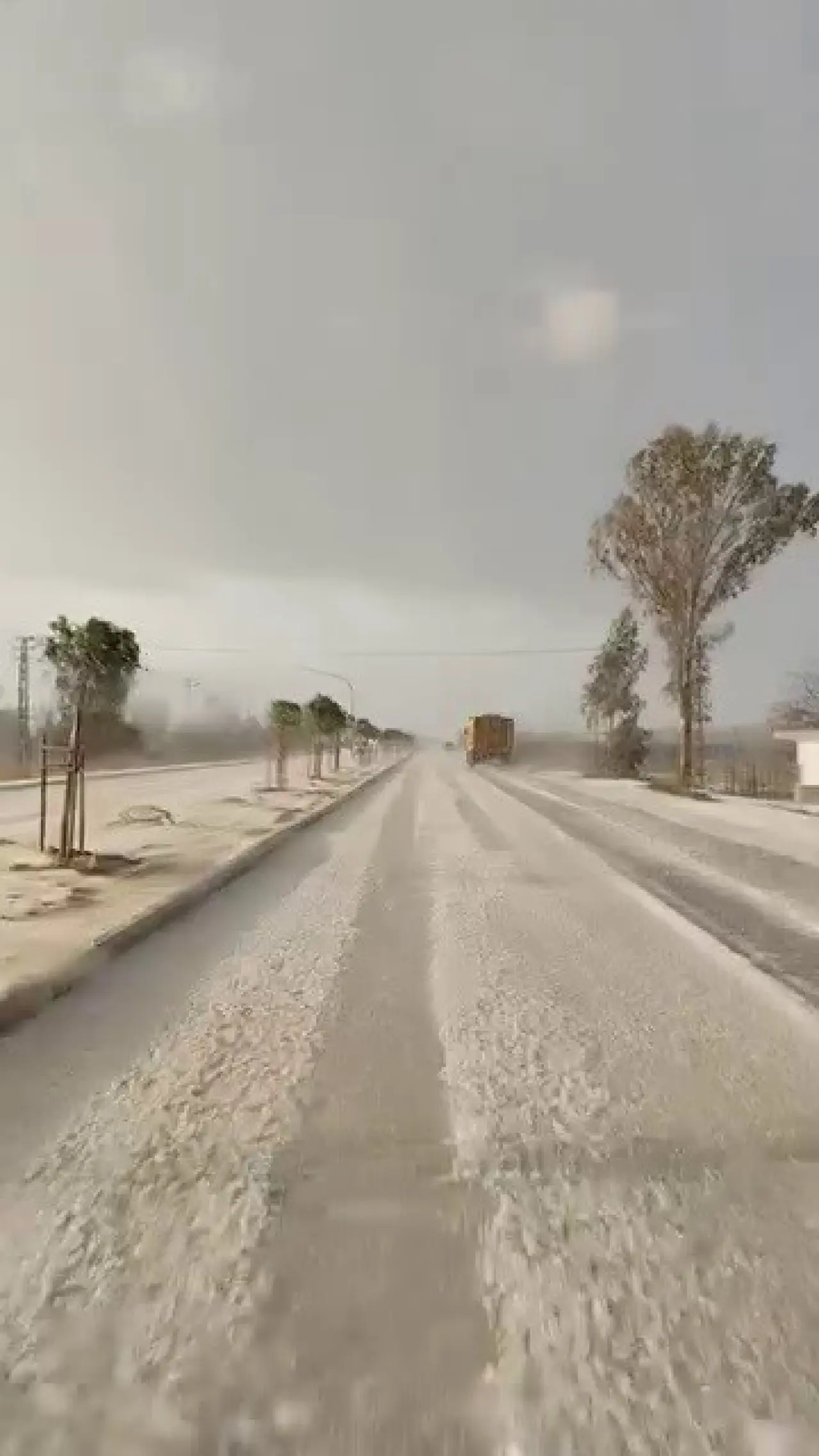 Hatay’da sabah sürprizi: Dolu yağdı, her yer beyaza büründü 2