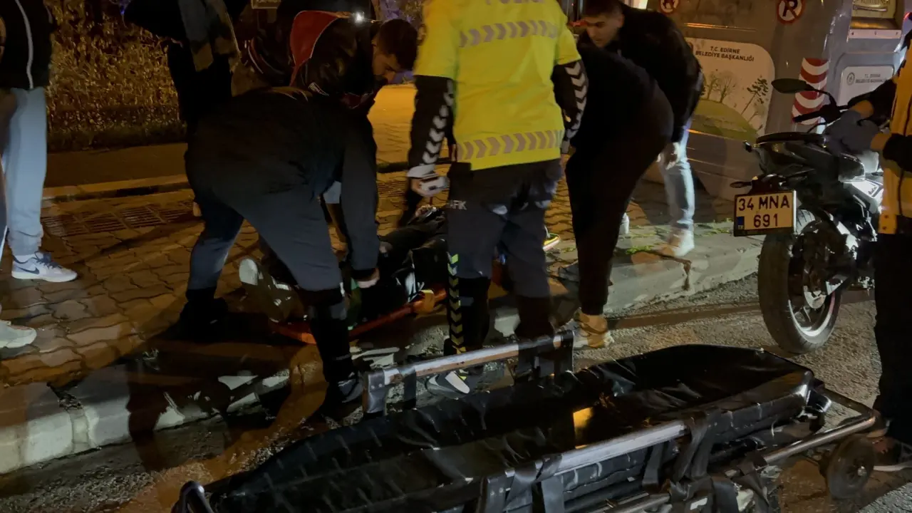 Edirne’de şoke eden kaza! Motosiklet otomobile çarptı 1