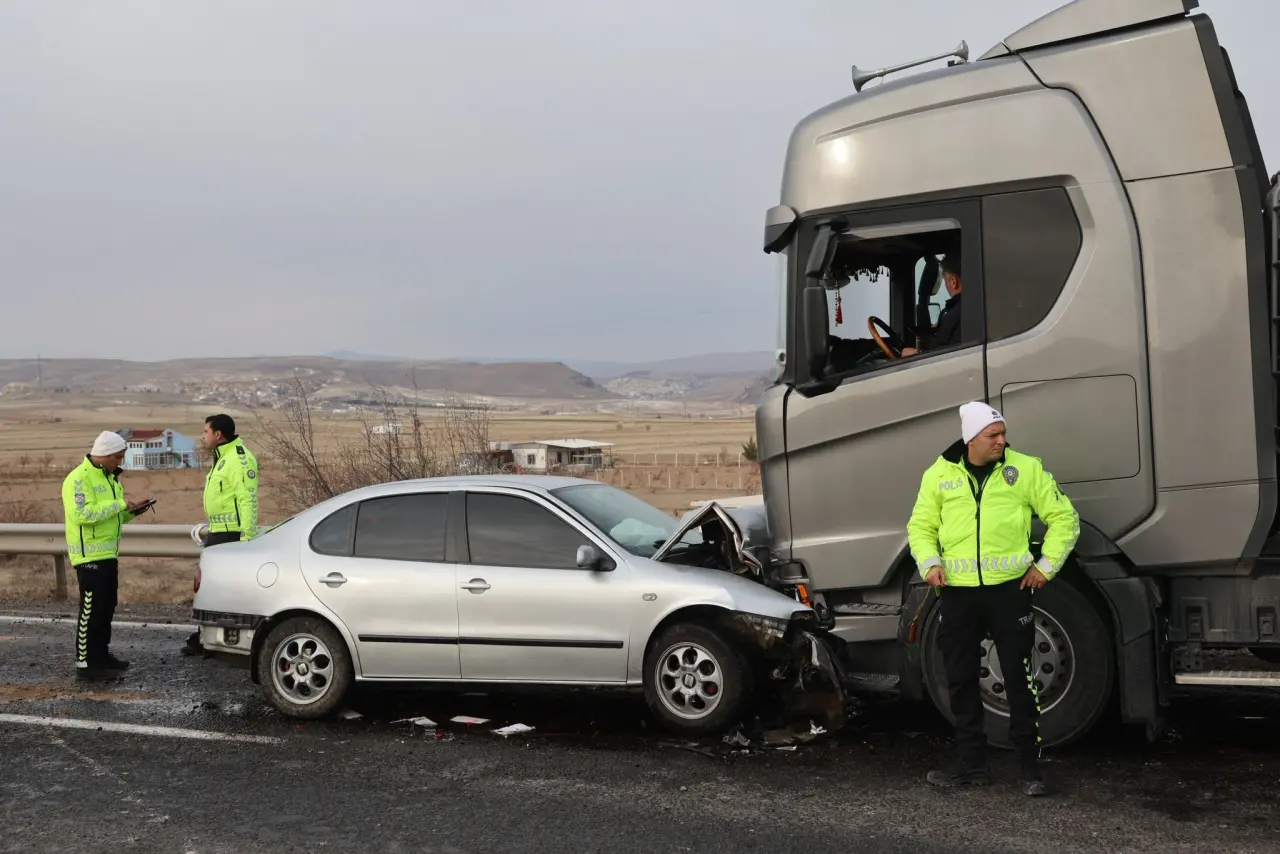 Nevşehir'de can pazarı! Otomobil tırla çarpıştı, 1 ölü 3 yaralı 3