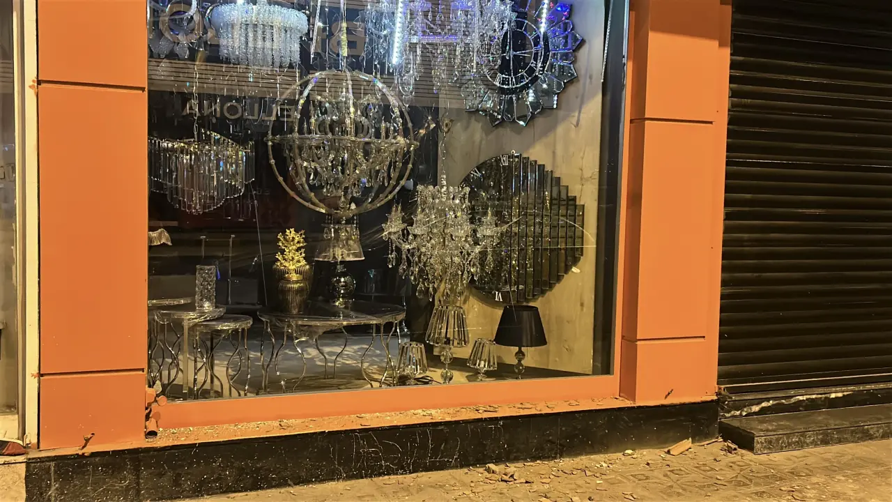 İskenderun'da araç ve dükkanlara taşlı saldırı! 6 araç 4 iş yeri paramparça oldu 5