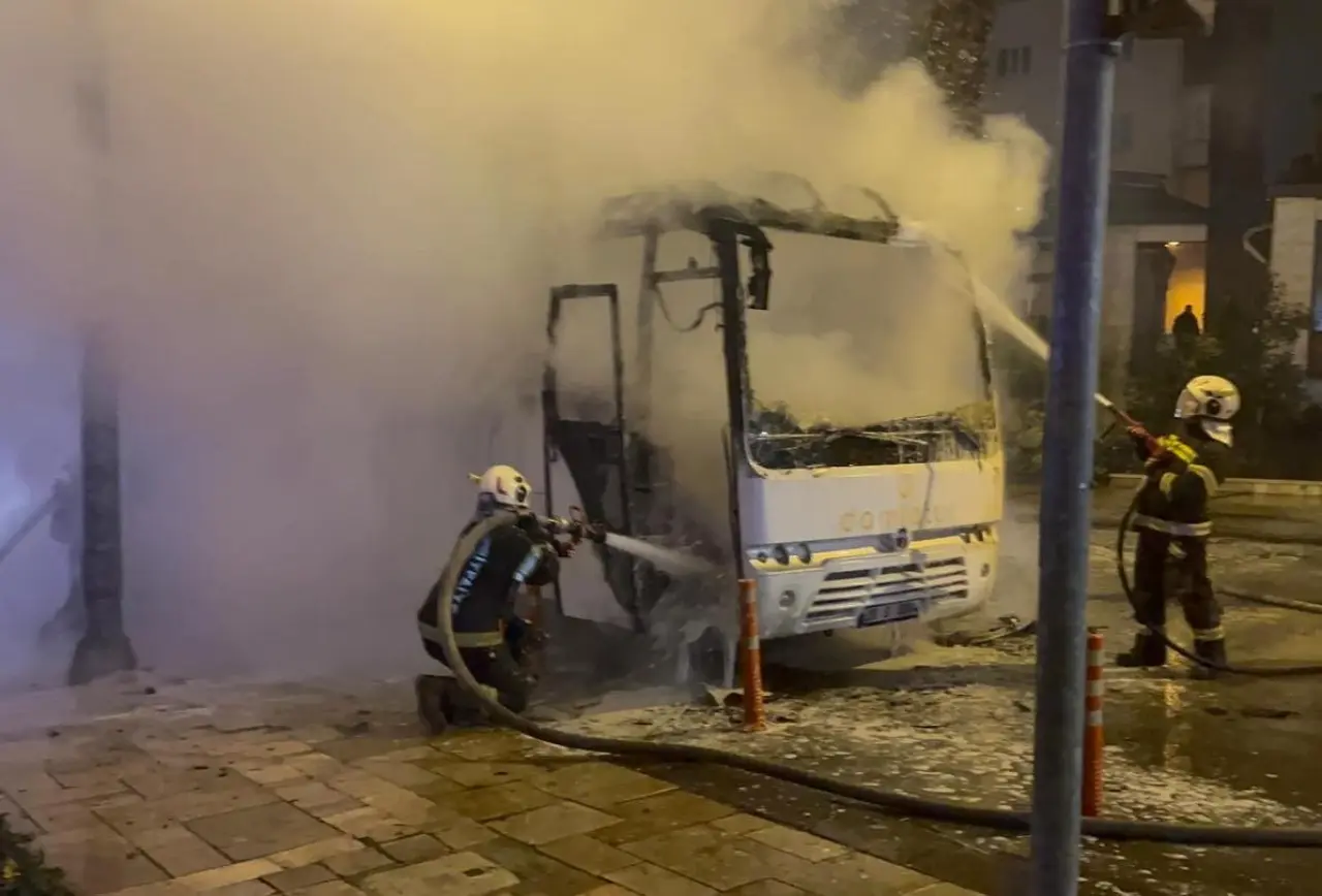 Denizli’de işçi servisinde yangın paniği! İşçi servisi alev topuna döndü 3