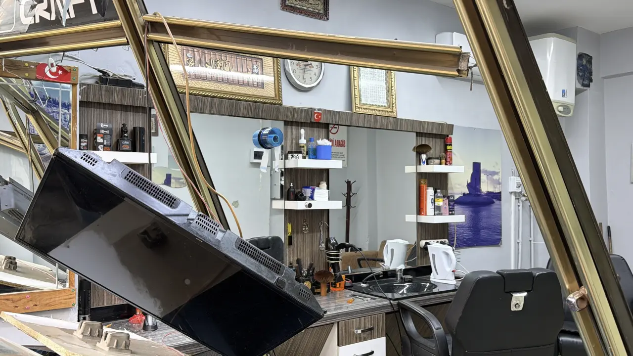 Tıraş olurken araba çarptı! El freni unutuldu, otomobil berber dükkanına daldı 6