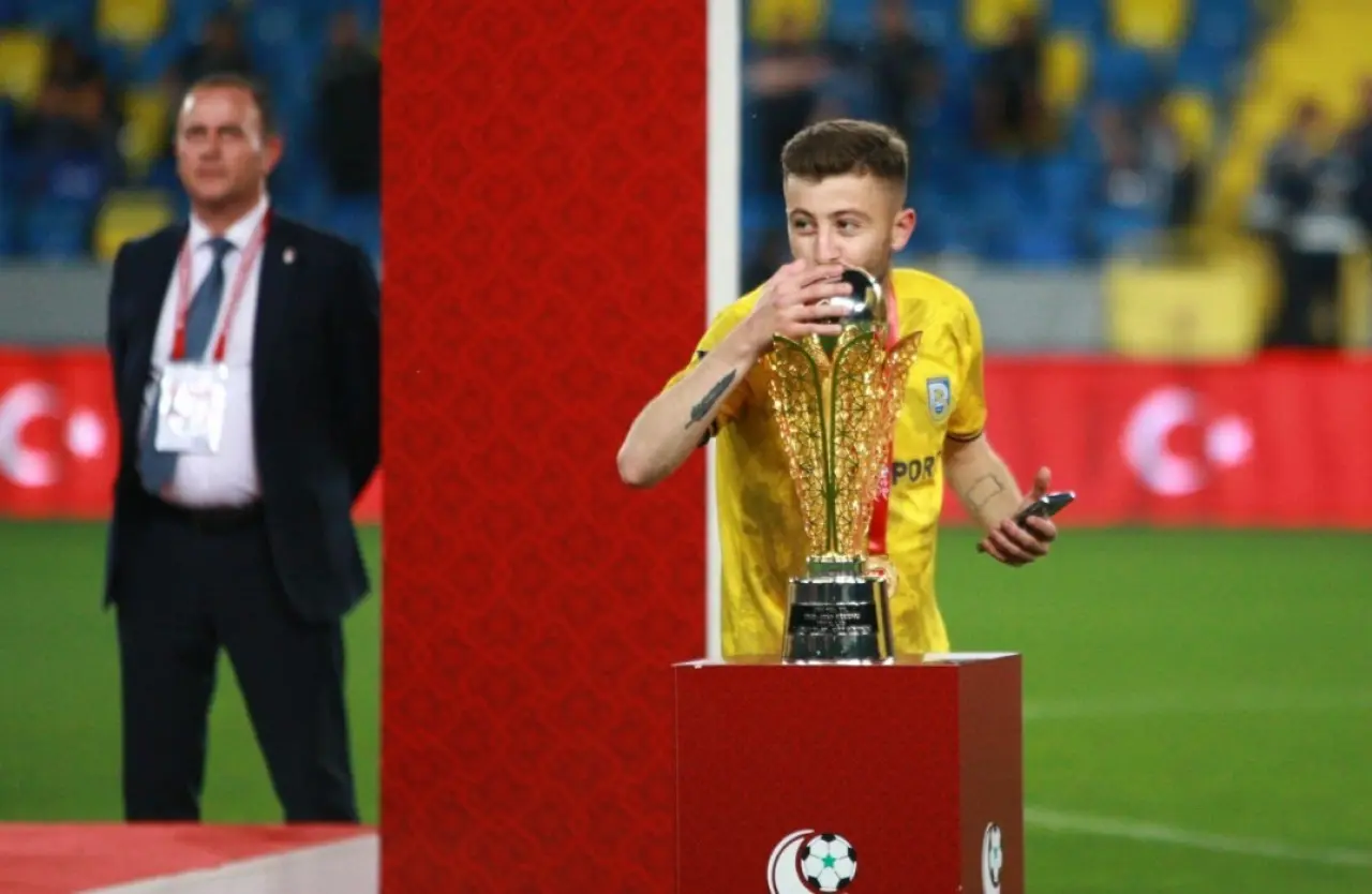 Kocaeli’de tartışma kanlı bitti! Genç futbolcuya sokak ortasında silahlı saldırı 1