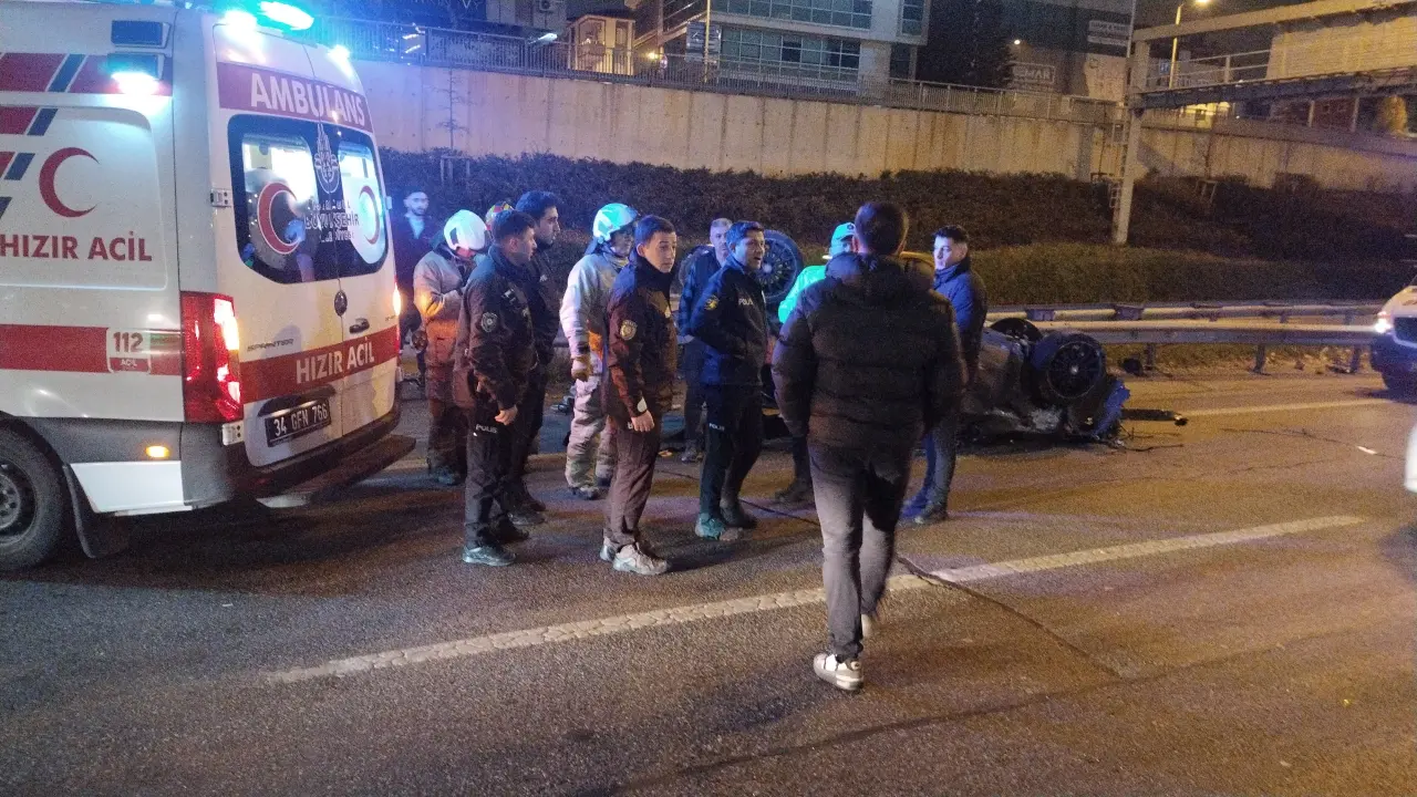 Üsküdar'da feci kaza! Otomobil bariyerlere çarpıp takla attı 3