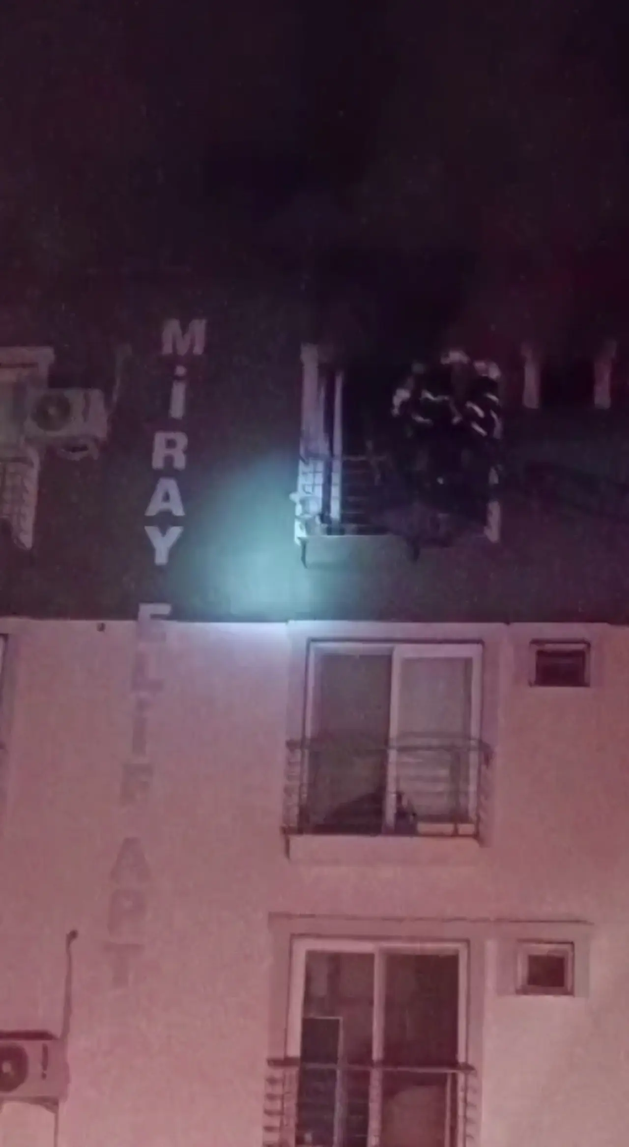 Elektrik kontağı faciası! Alevler 3 katlı binanın üst katını kül etti 2