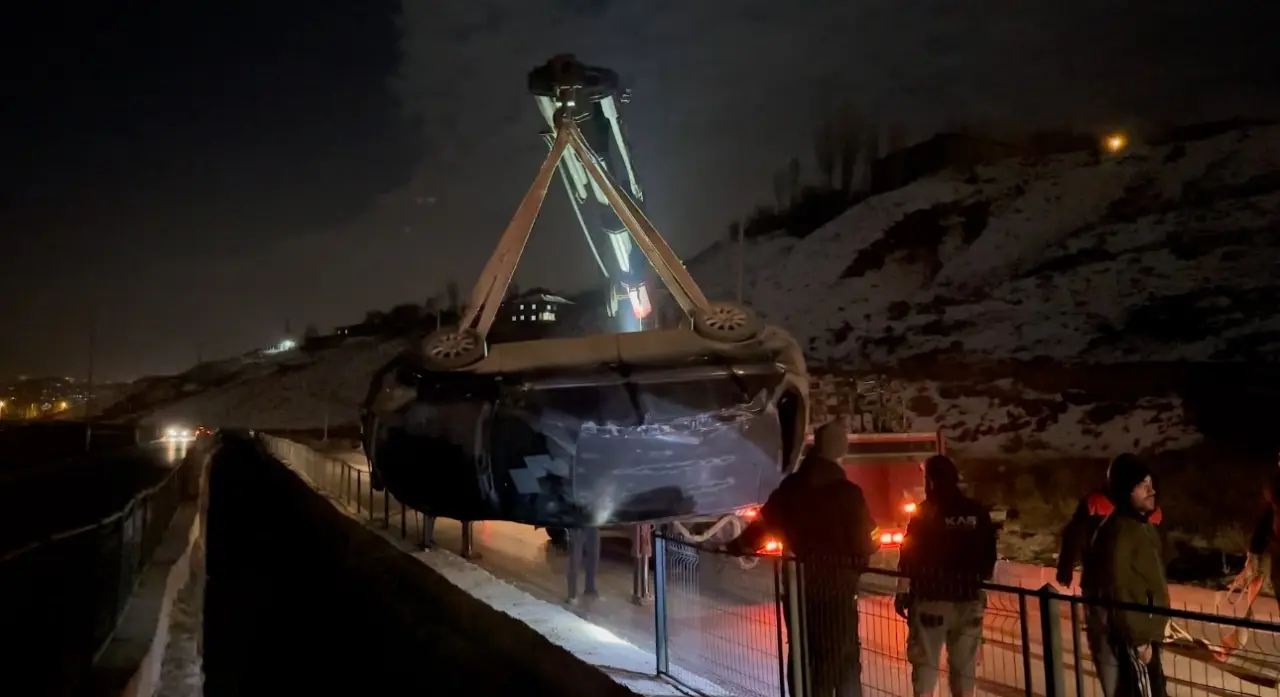 Hakkari’de film gibi kaza! Otomobil su kanalına uçtu 3