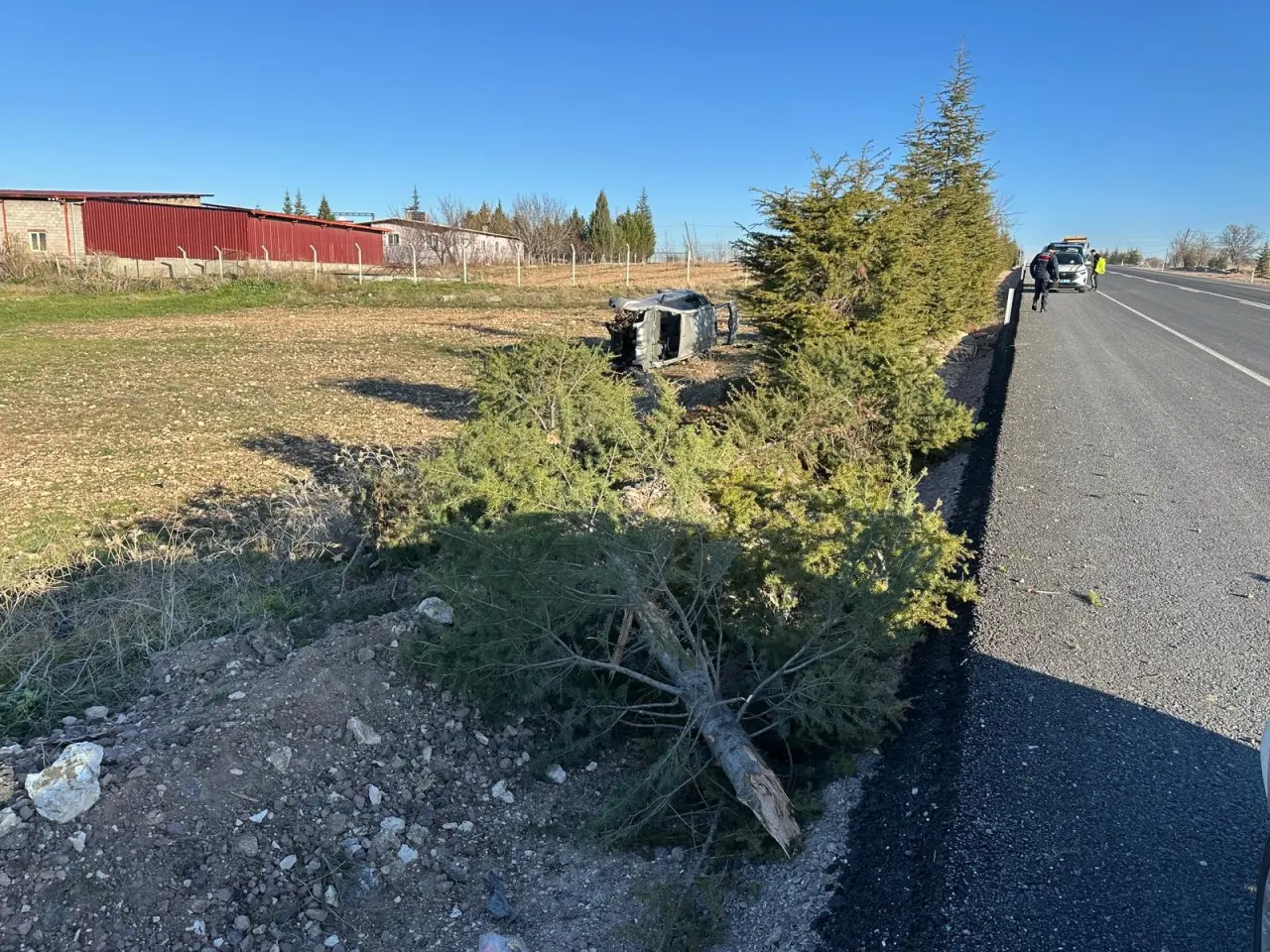 Uşak’ta aile faciası! Otomobil tarlaya devrildi: 5 yaralı 2