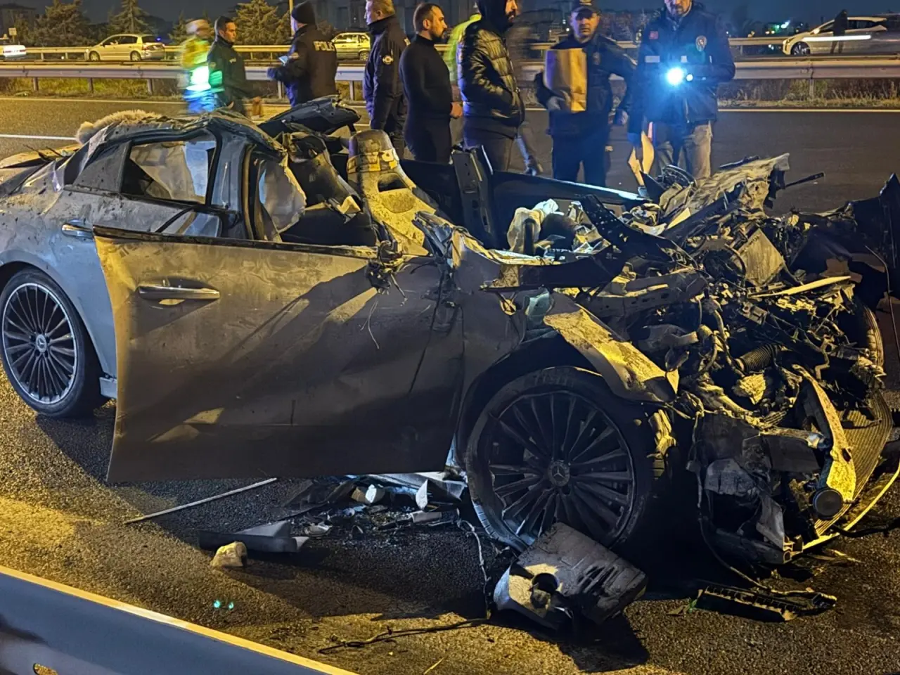 Eryaman’da korkunç kaza! Otomobil tıra çarpıp 300 metre sürüklendi 2