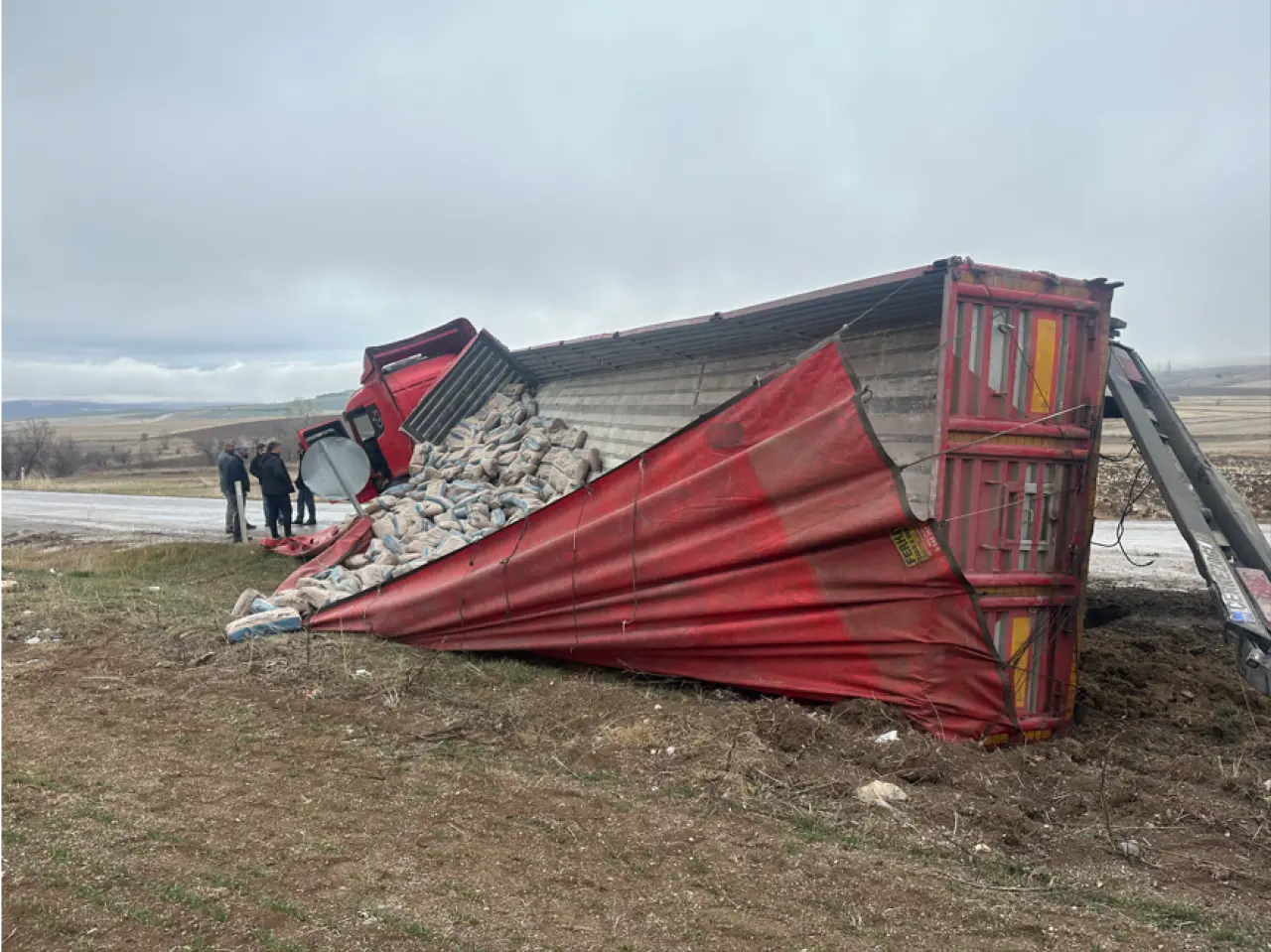 Alaca yolunda dehşet! Tırın savrulan dorsesi otomobili ezdi 3