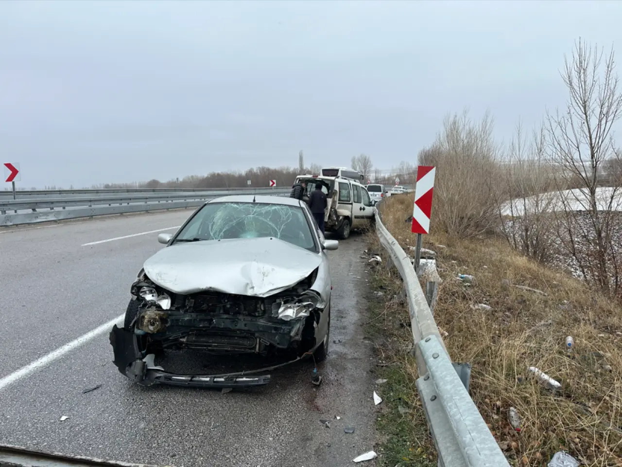 Kaza yerinde yeni kaza! Kazazedeler yolda beklerken çarpıldı 1