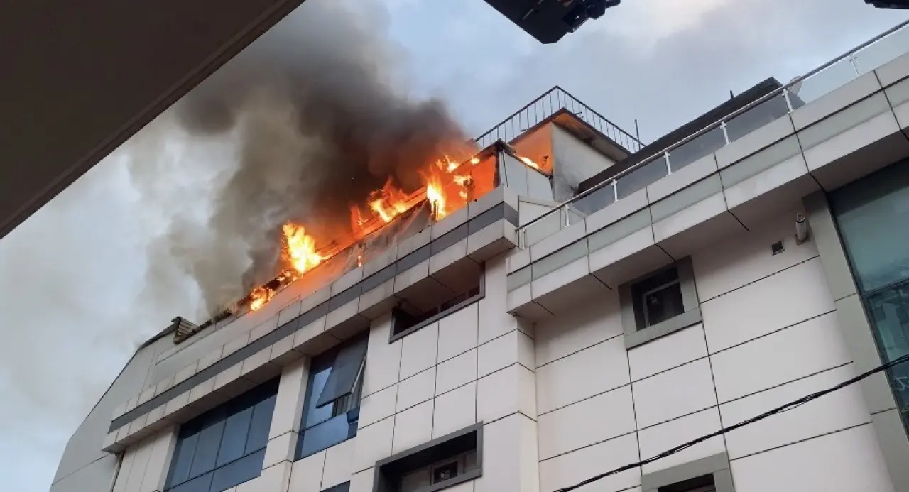 Ataşehir’de otel alevlere teslim oldu! Çatı katında korku dolu anlar 1