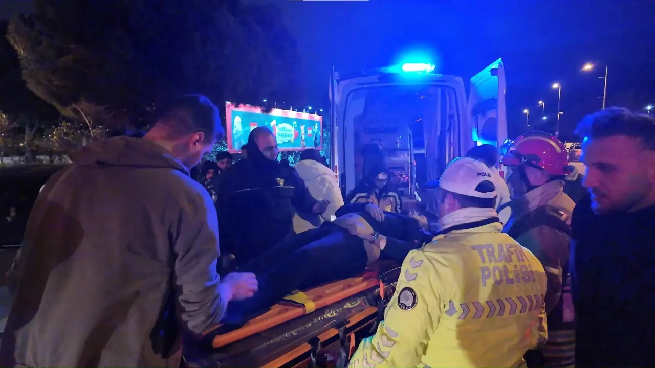 Kadıköy’de korkutan kaza! Araç kontrolden çıktı, sürücü sıkıştı 4