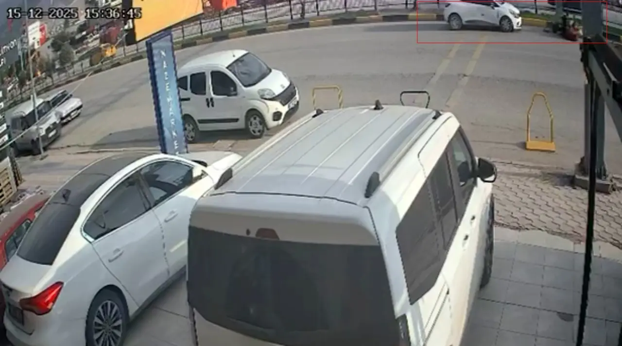 Hatay'da otomobil ve motosiklet çarpıştı! 2 kişi metrelerce savruldu 3