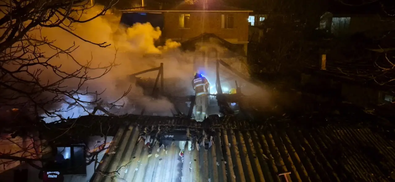 Manyas’ta korku dolu anlar! Tek katlı ev alevlere teslim oldu 2