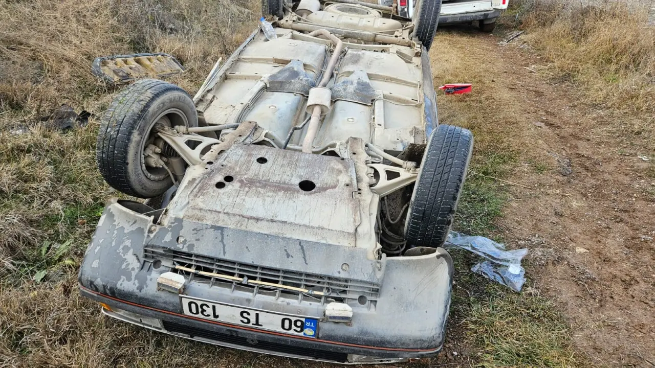 Direksiyon hakimiyetini kaybetti! Araç şarampole yuvarlandı 2