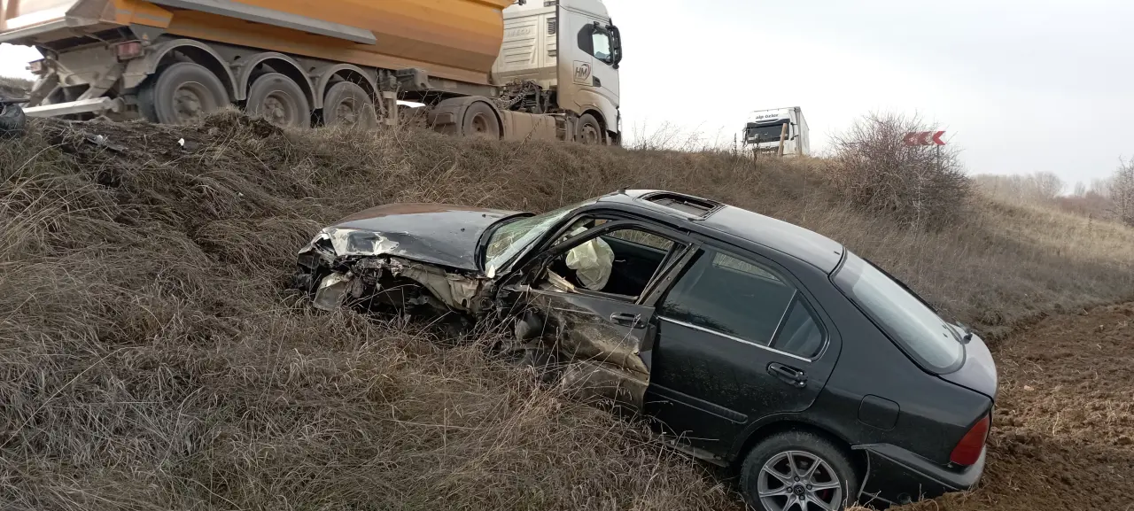 Yeşilyurt’ta feci kaza! Kafa kafaya çarpışan araçlar hurdaya döndü 1