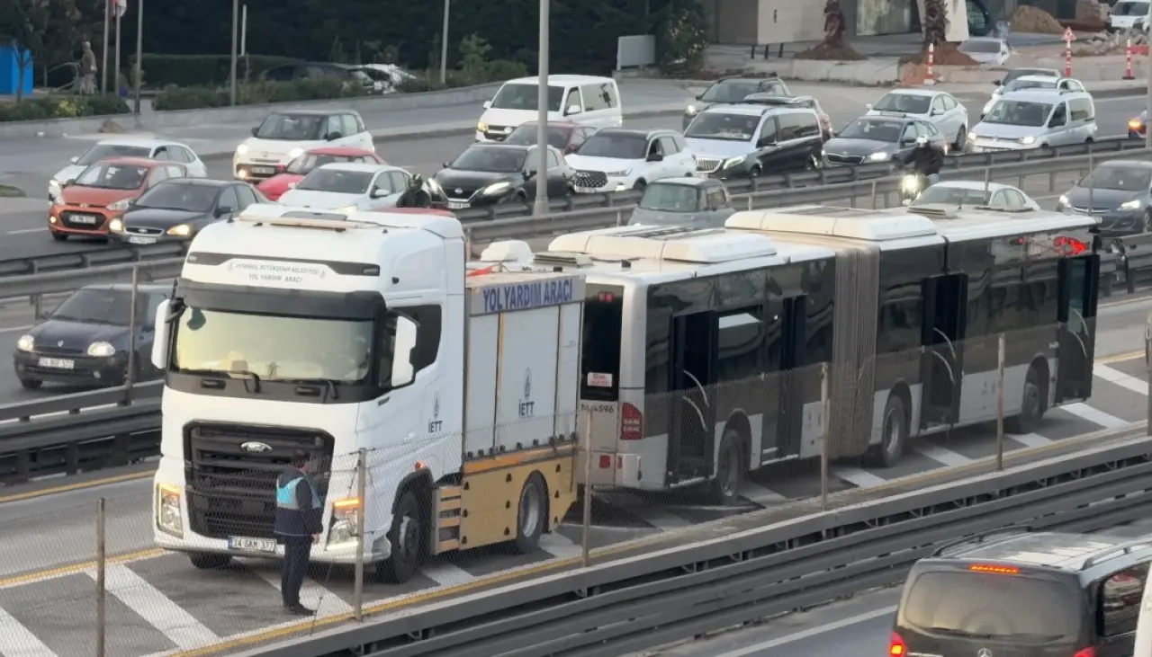 Metrobüste korkutan yangın! Motor alev aldı 2
