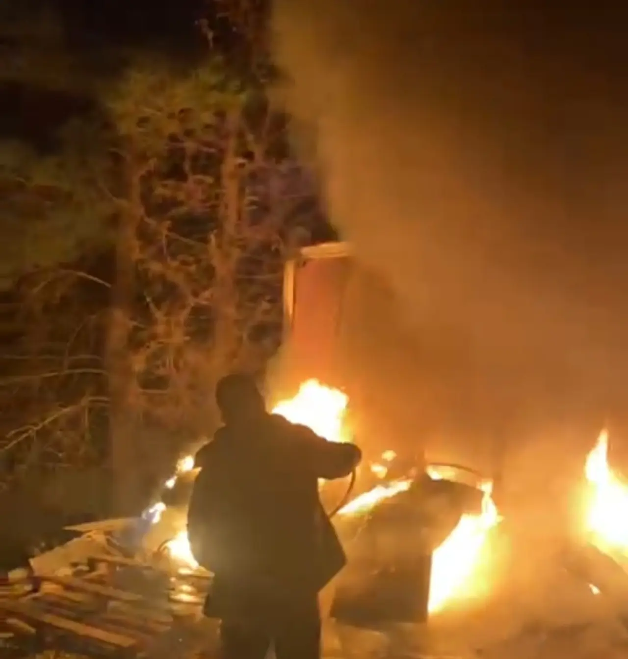 Bursa'da sigara izmariti koca barakayı yaktı! İşçiler uyurken alevler her yeri bastı 1