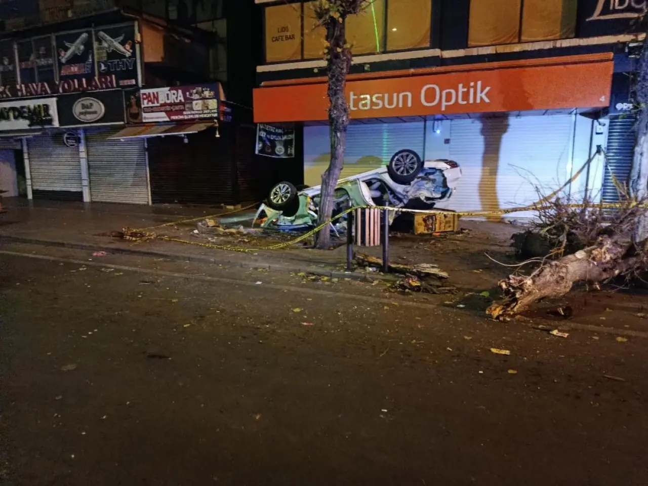 Diyarbakır’da ölümcül kaza! Otomobil takla atarak parçalandı 2