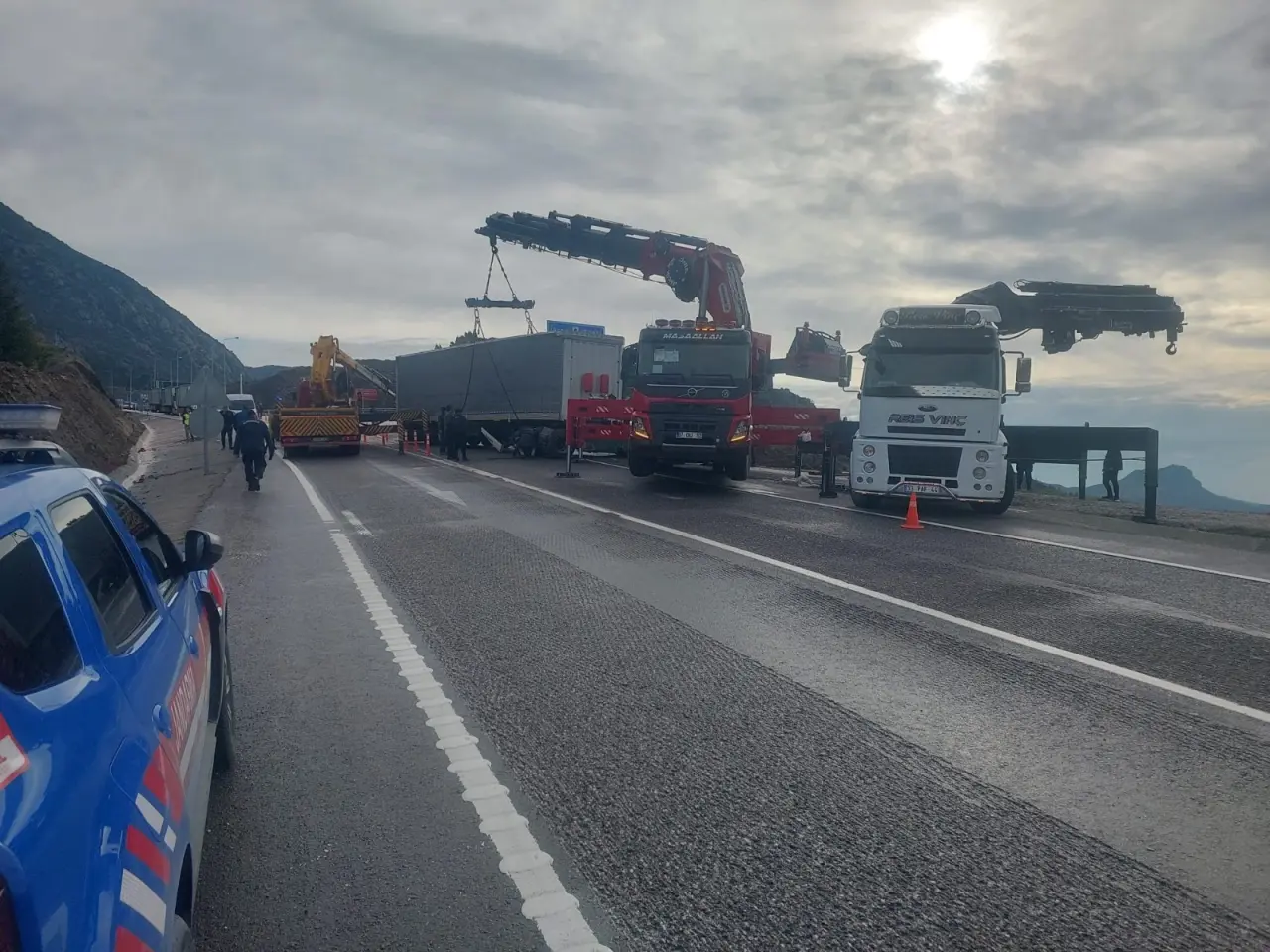 Manavgat’ta korku dolu anlar! Tır şarampole uçtu 5