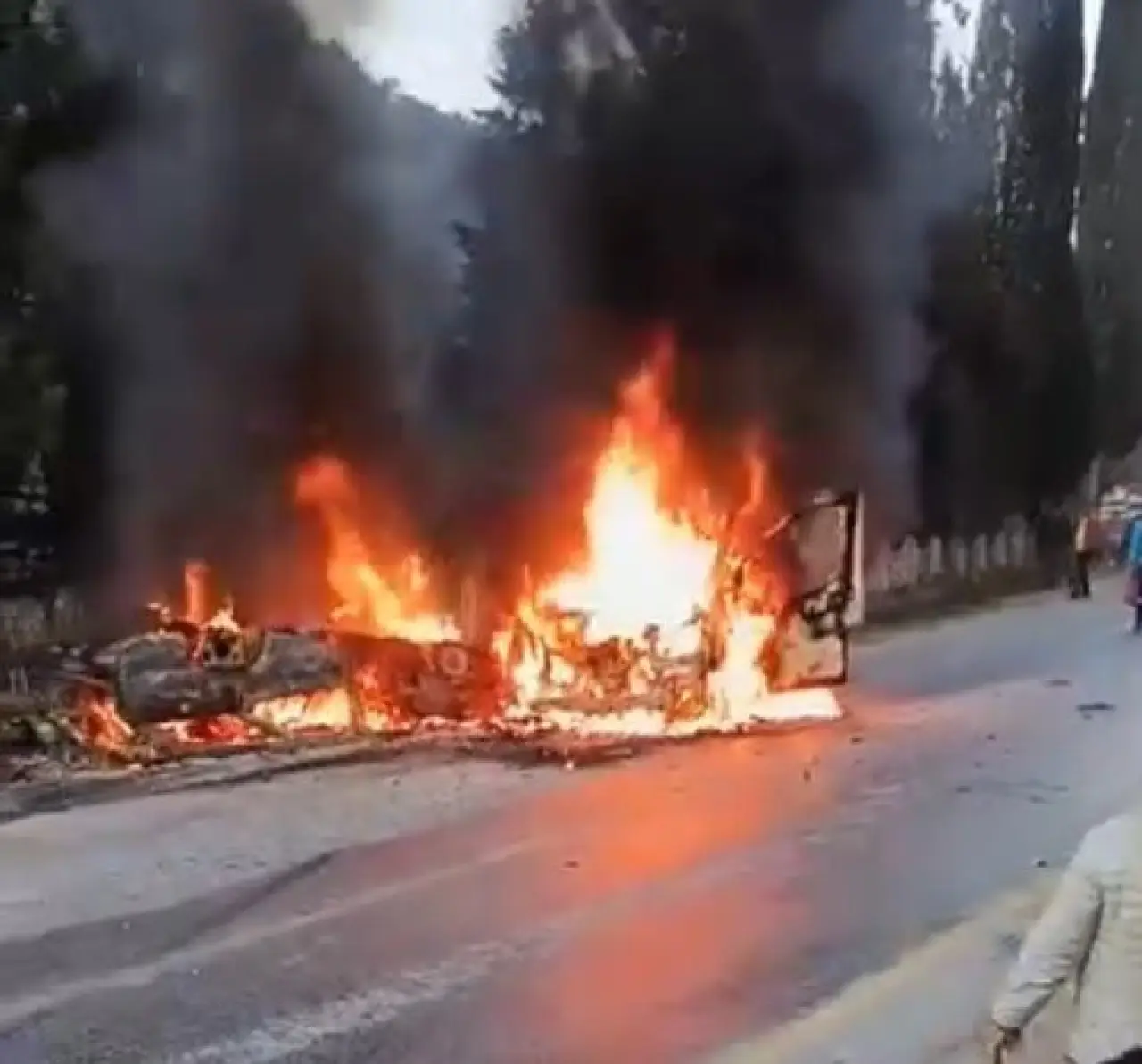Çarpışma sonrası alevler yükseldi! Araçlar hurdaya döndü 2