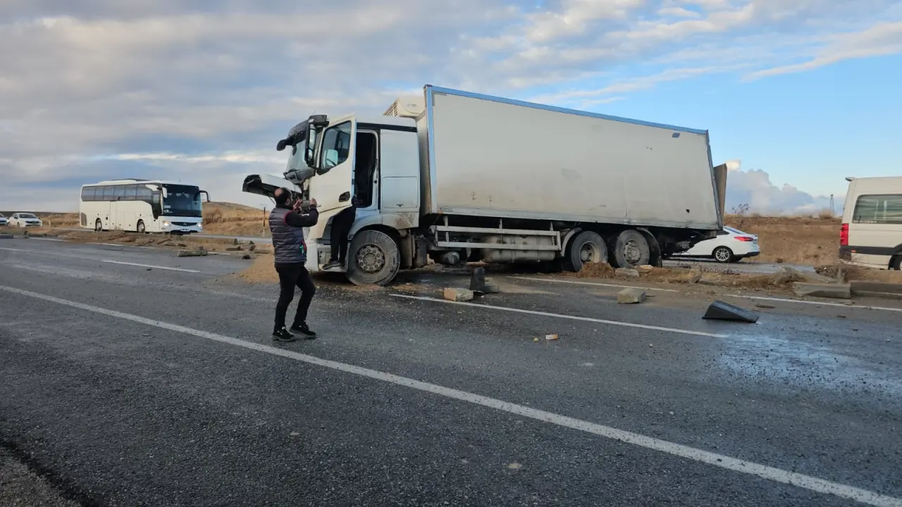 Van’da sis ve buzlanma kabusu: 6 araç peş peşe çarpıştı! 5