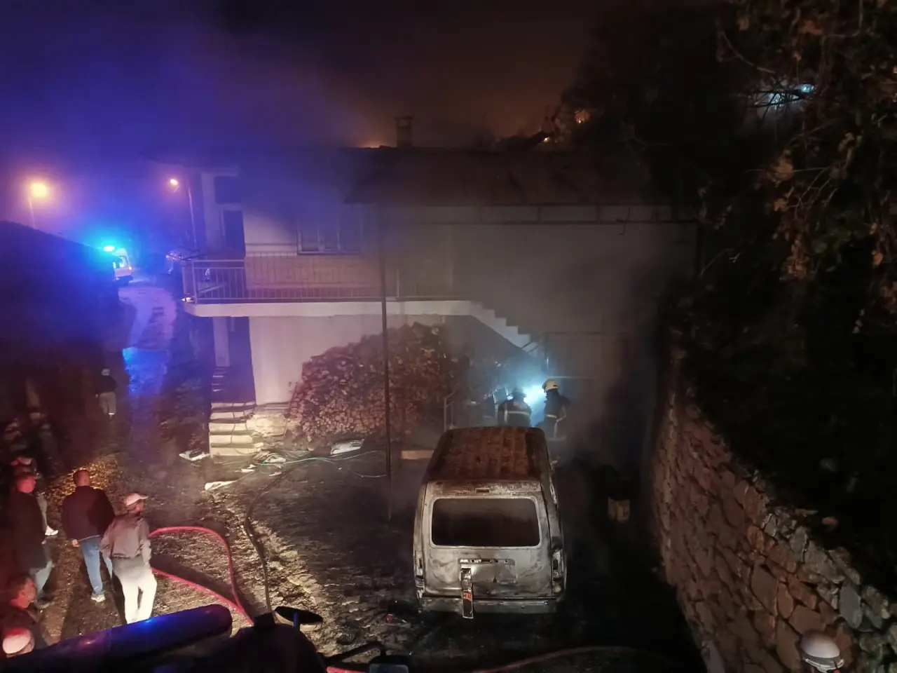 Bucak’ta korku dolu gece! Ev alevlere teslim oldu, araç küle döndü 1