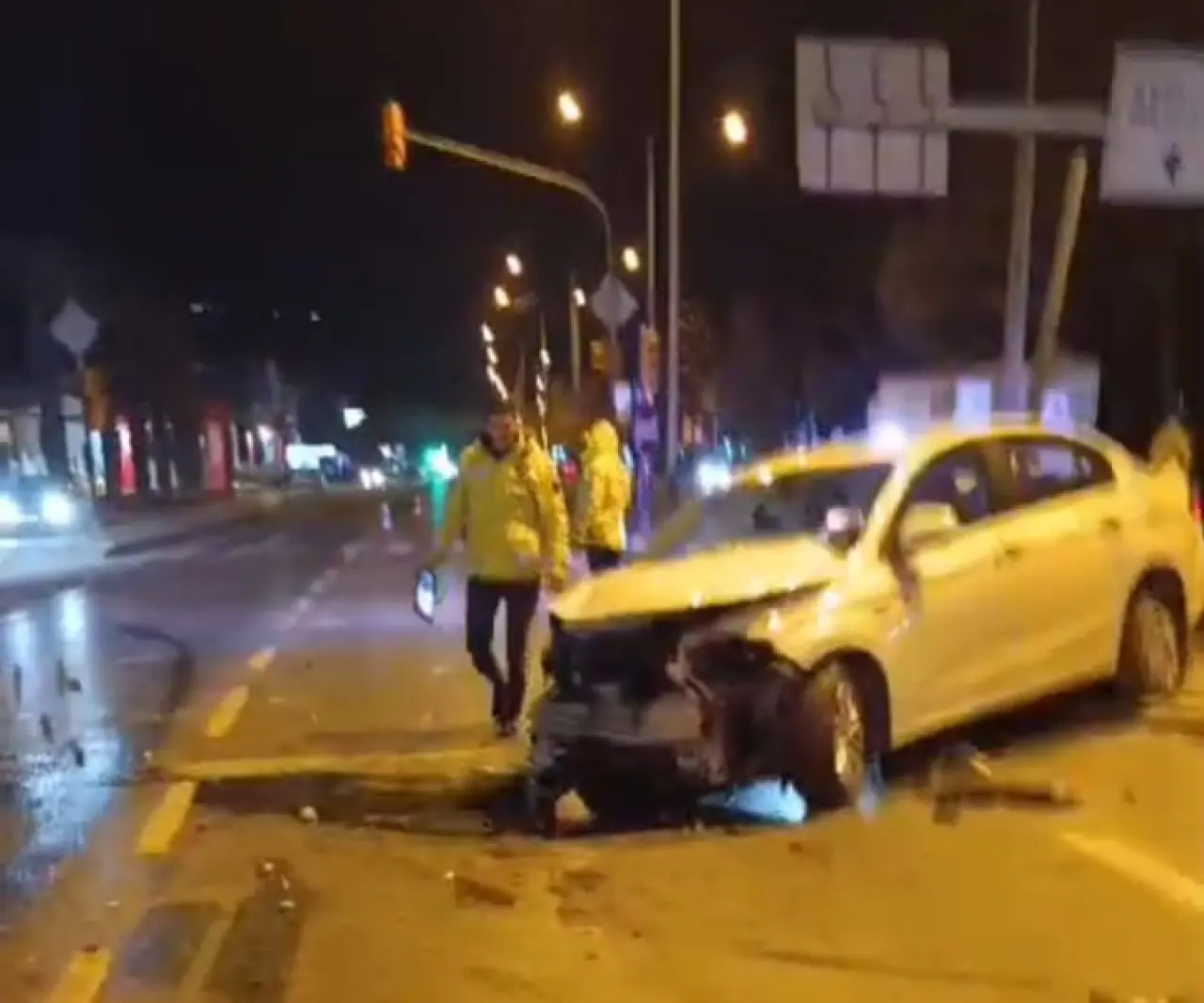 Kavşakta dehşet! Kırmızı ışık ihlali yapan mikser otomobile daldı, 5 yaralı 4