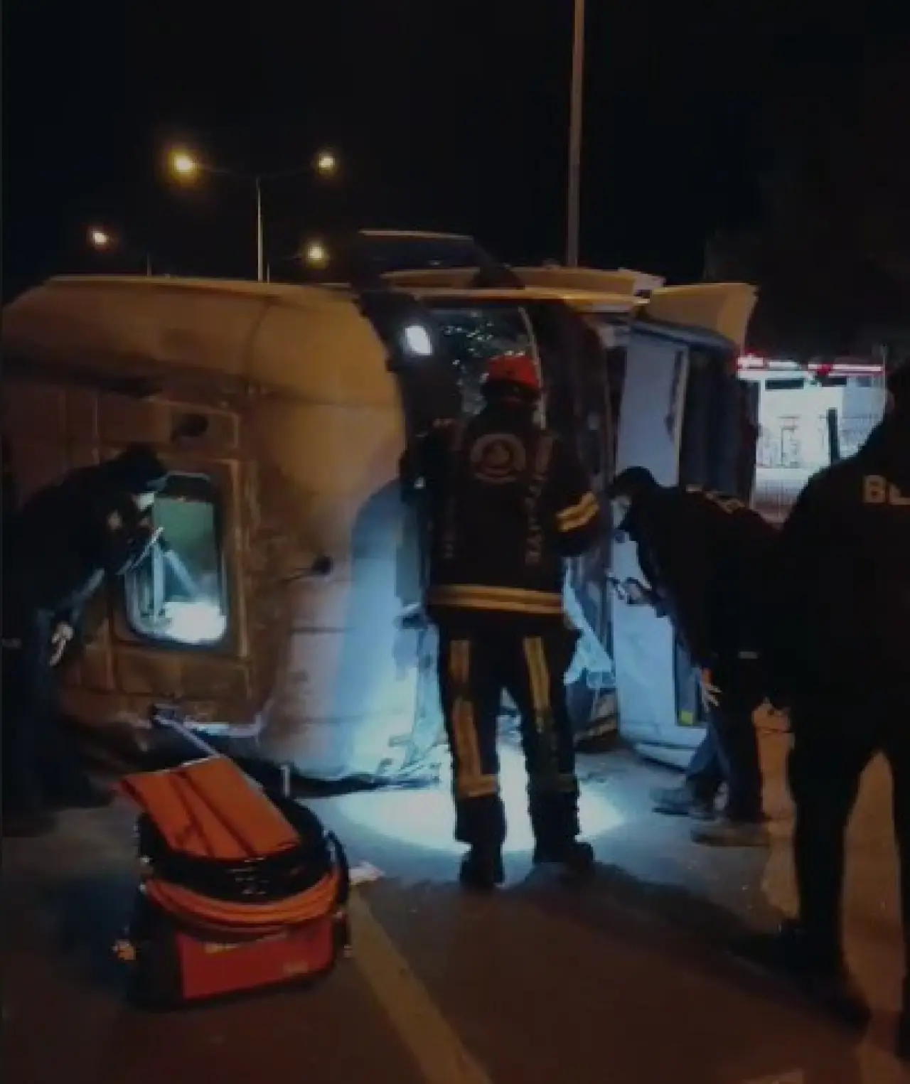 Kavşakta dehşet! Kırmızı ışık ihlali yapan mikser otomobile daldı, 5 yaralı 1