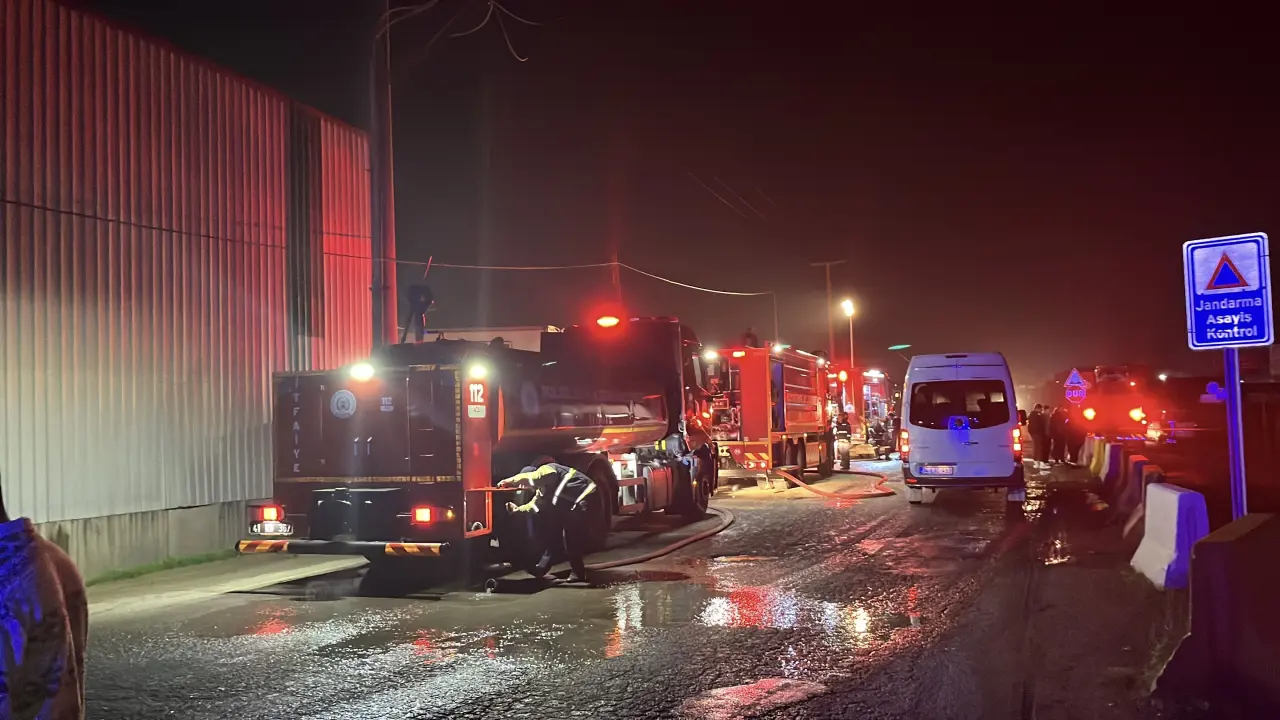 Alevler ofisi sardı, yangın geceyi aydınlattı: Depo ofisinde ateş topuna dönüştü 3
