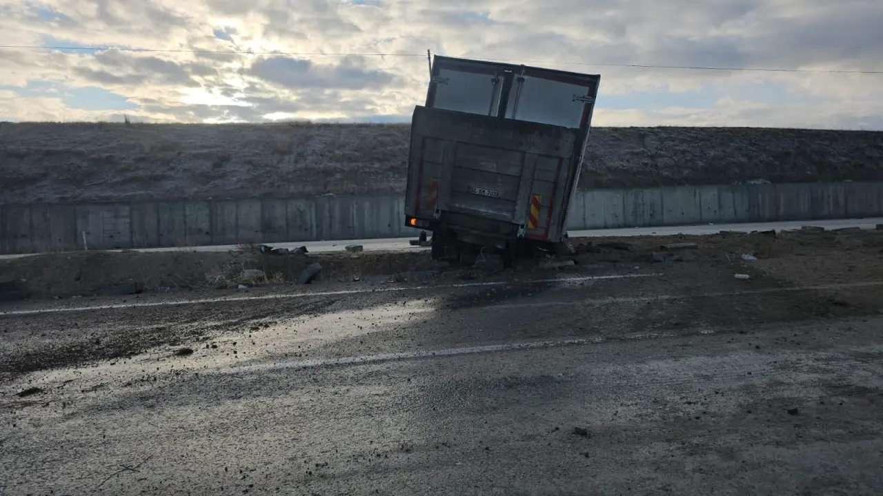 Van’da sis ve buzlanma kabusu: 6 araç peş peşe çarpıştı! 7
