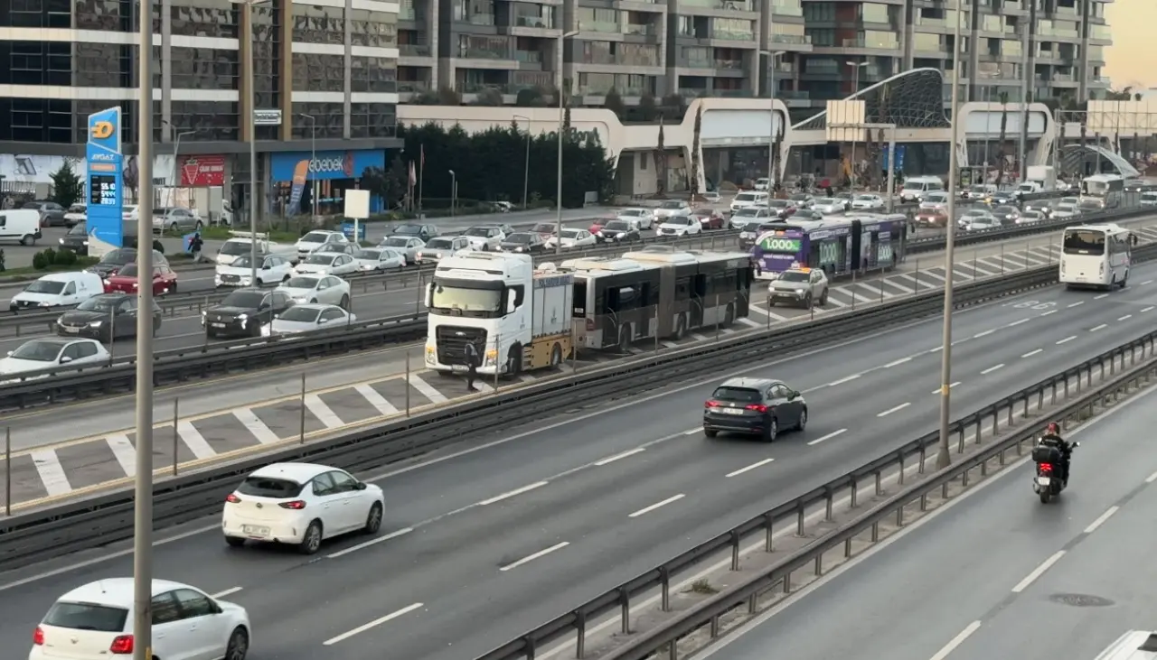 Metrobüste korkutan yangın! Motor alev aldı 1