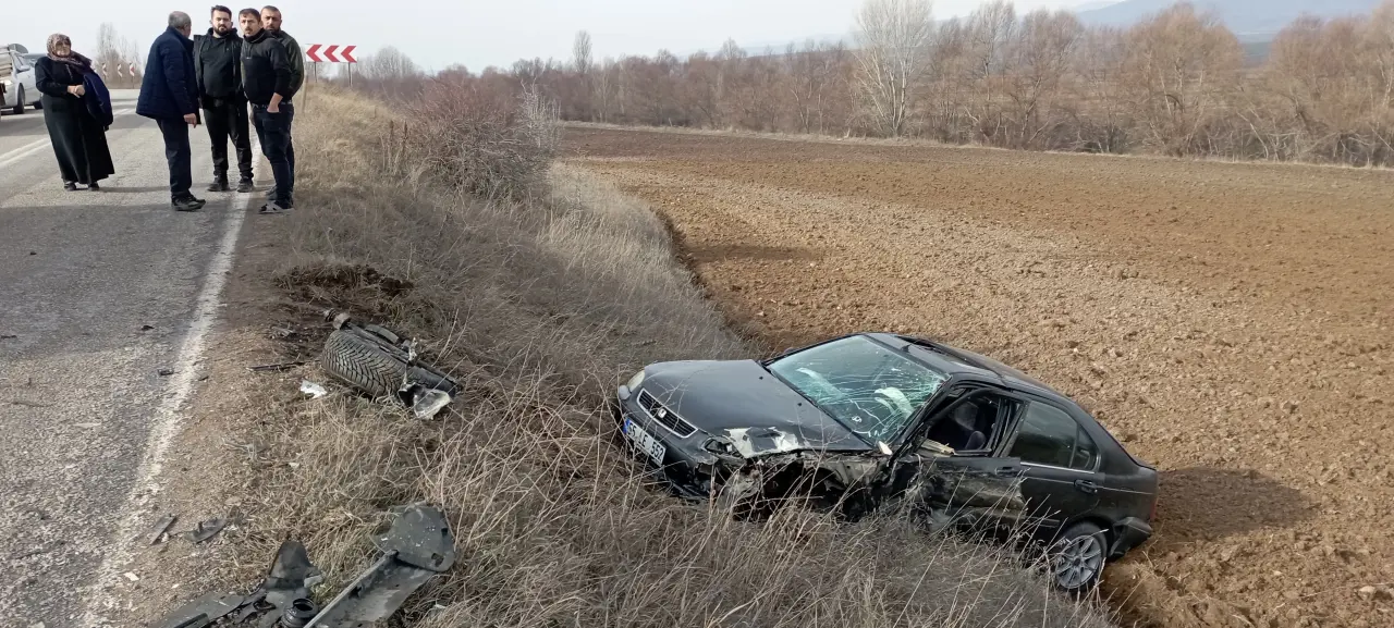Yeşilyurt’ta feci kaza! Kafa kafaya çarpışan araçlar hurdaya döndü 5