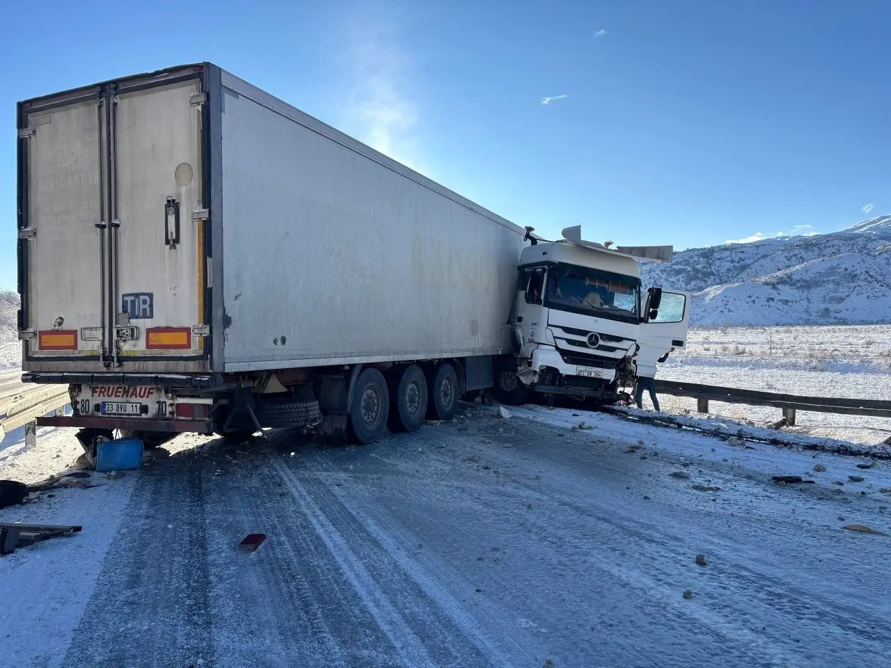 Erzincan-Erzurum karaylunda tır kazası ulaşımı felç etti! 12 kilometre araç kuyruğu oluştu 1