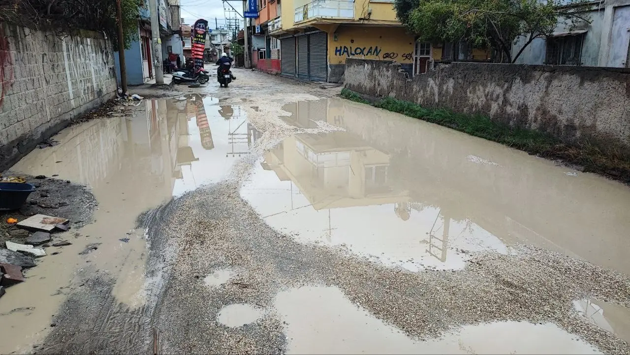 Adana’da çöken yola esnaftan ilginç önlem: Kanepe kolu ile bariyer! 5