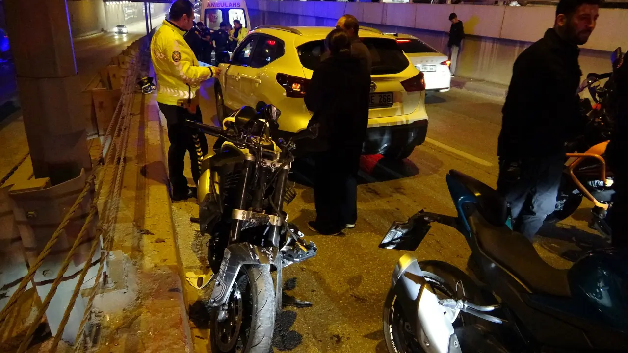 Antalya’da alt geçitte korku dolu anlar! Motosikletli önce otomobile sonra bariyerlere çarptı 5